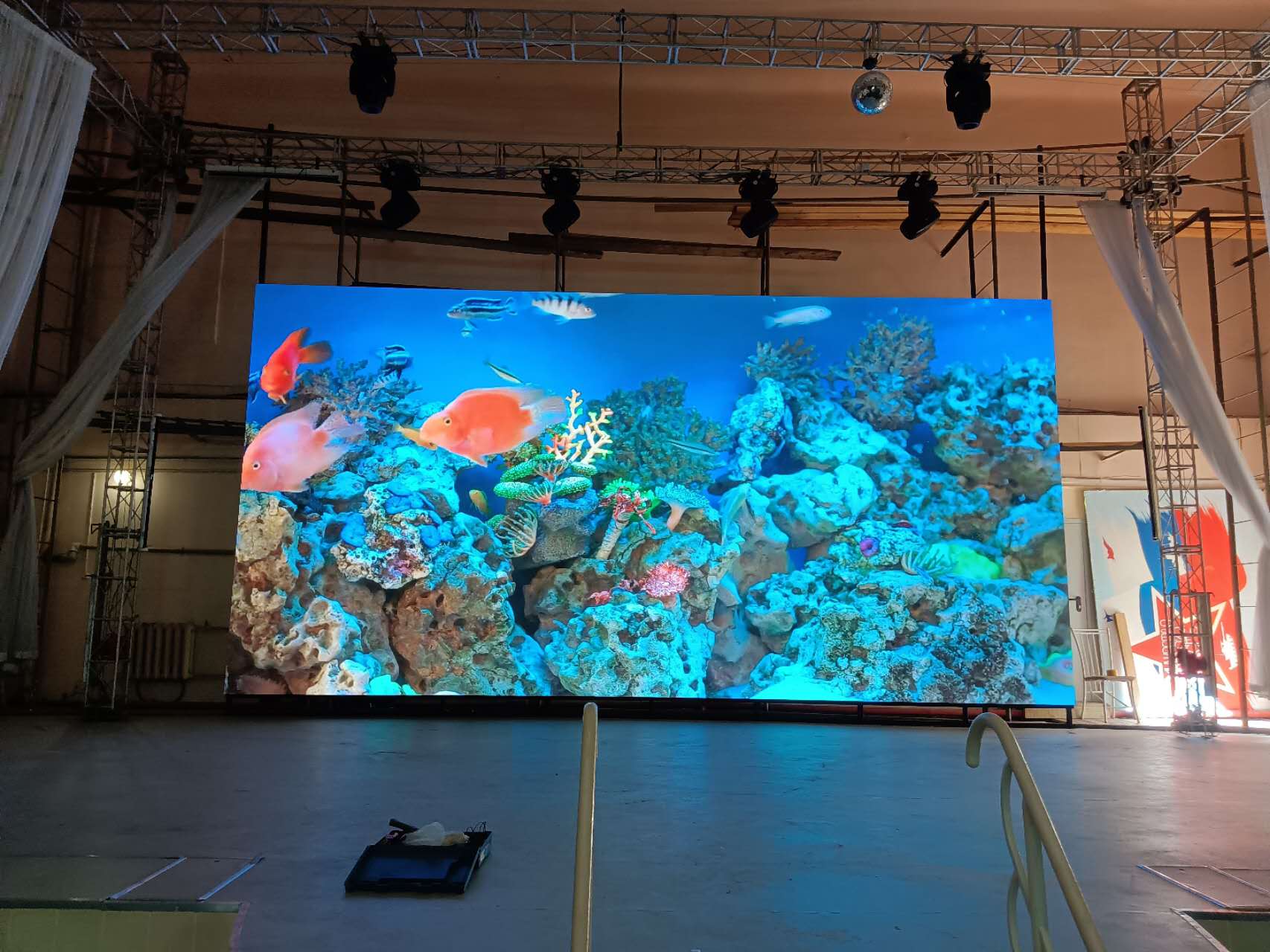 Экран для досугового центра "МЕТЕОР" - фото 1