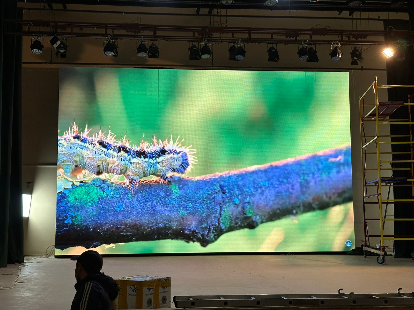 Экран для сцены в молодежном центре, Канск - фото 2