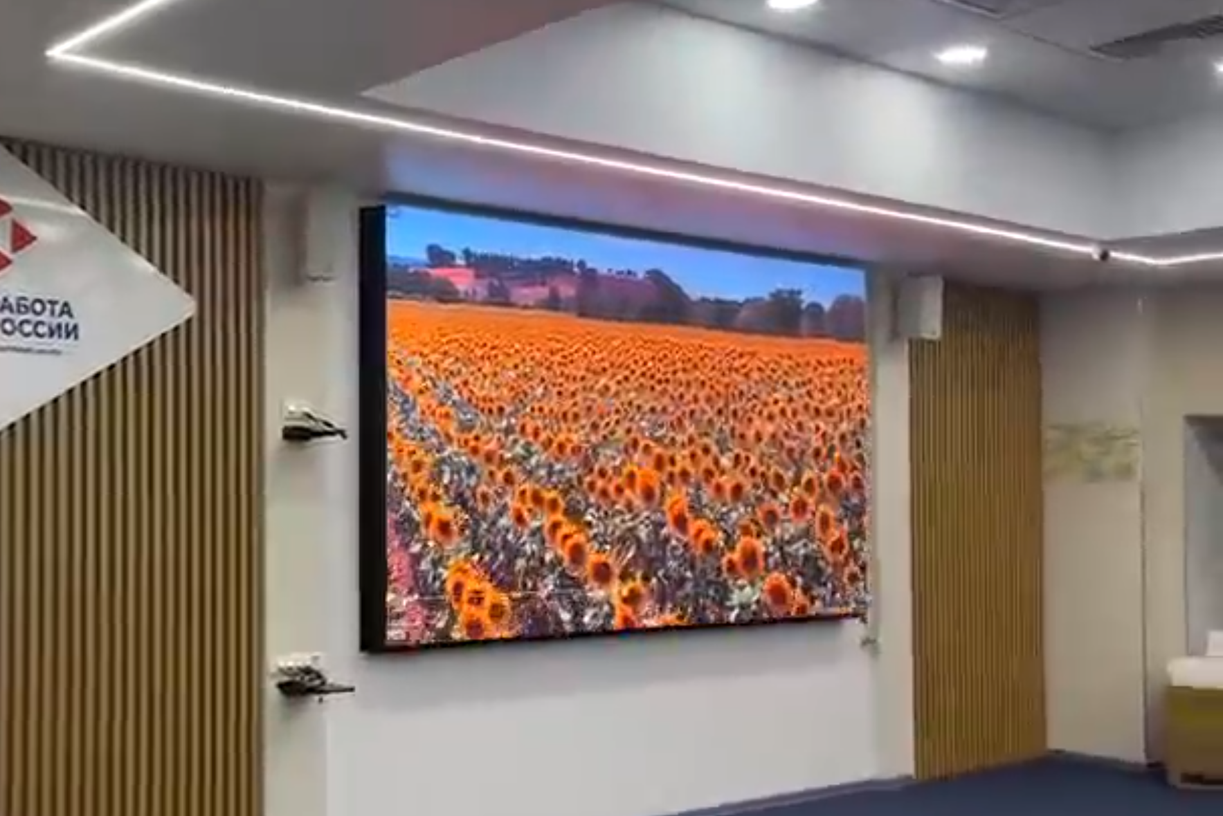 Интерьерный экран для Центра занятости населения в Томске