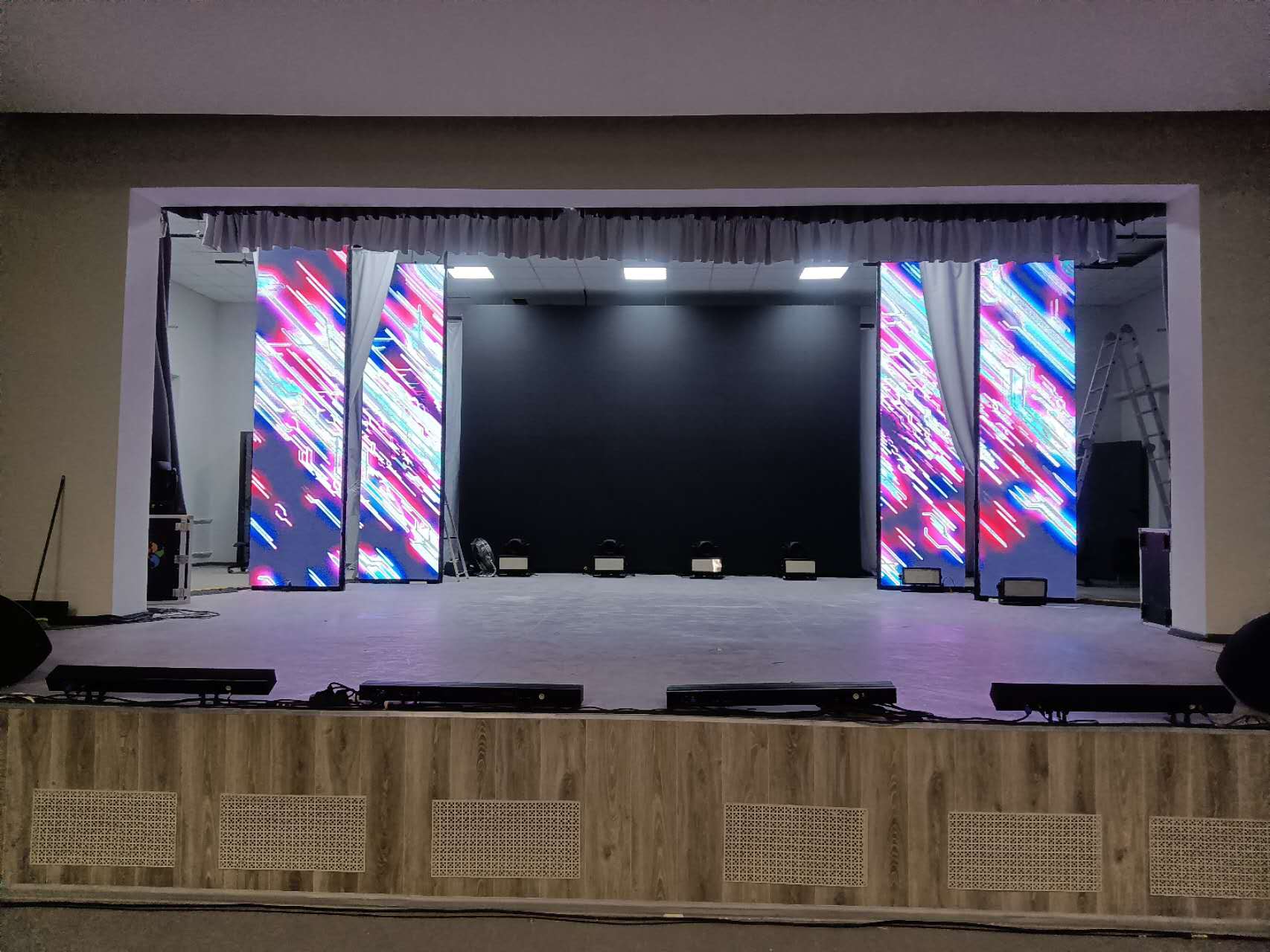 Многоуровневые экраны в конференц-зале - фото 1